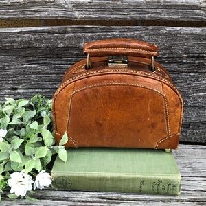 Little leather handbag Purse 1960s 1970s distressed patina Vintage case Brown🤎